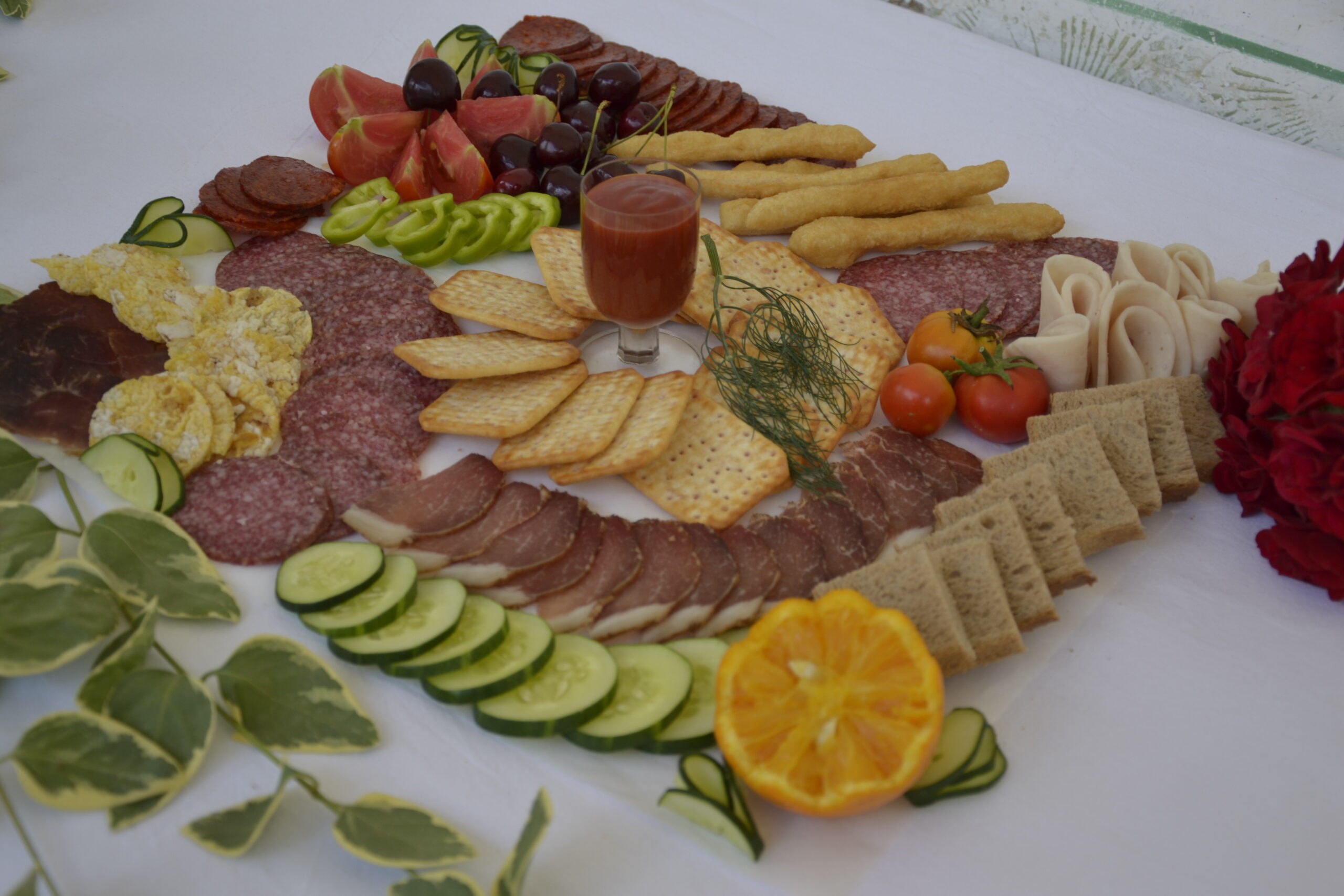 Meza mix suhomesnati proizvodi,voće, povrće,, grickalice